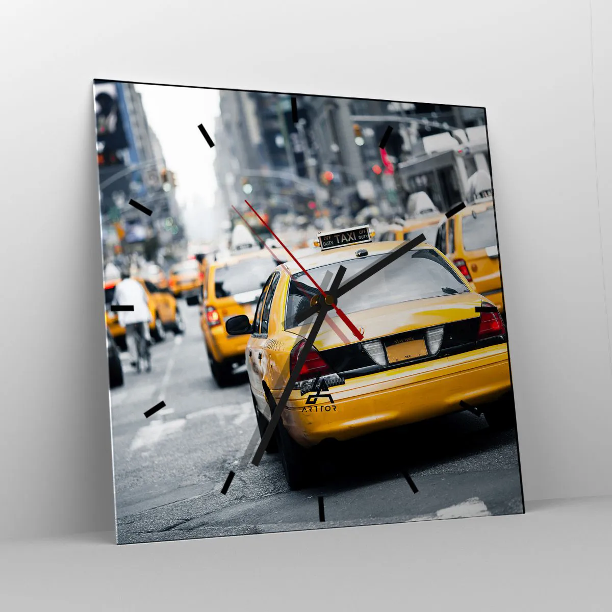 Zegar ścienny - Żółte taksówki na ruchliwej ulicy miejskiej w centrum metropolii - 30x30cm - Tylko w tym mieście - Nowoczesna dekoracja ścienna do salonu i sypialni ARTTOR