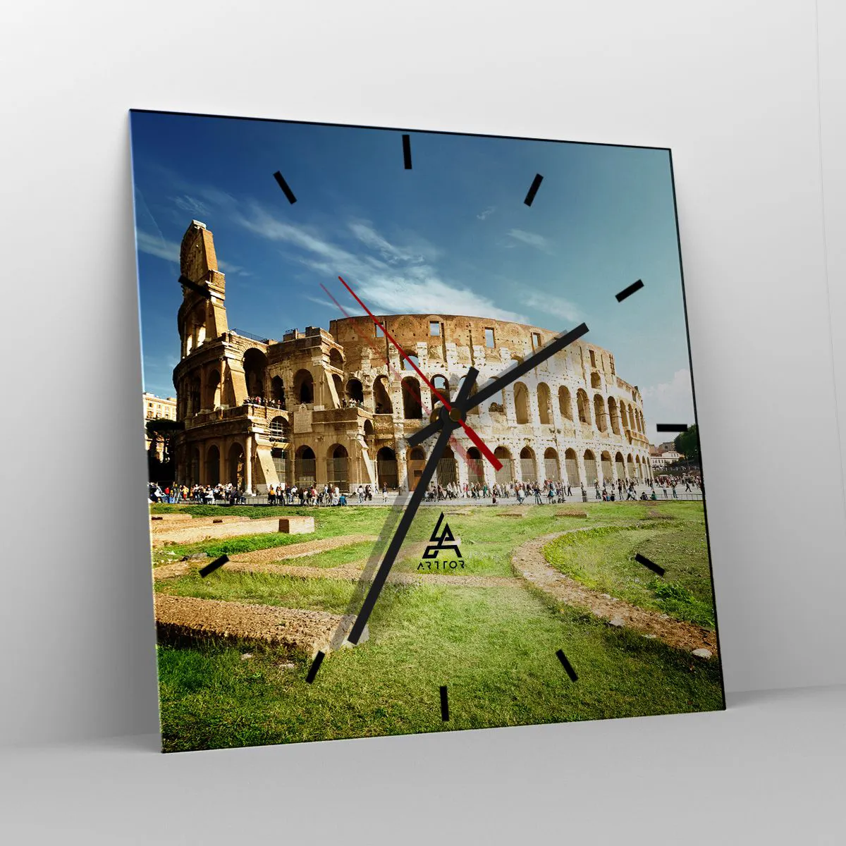 Zegar ścienny - Koloseum w Rzymie w otoczeniu zieleni i błękitnego nieba - 30x30cm - Jeszcze słychać szczęk broni - Nowoczesna dekoracja ścienna do salonu i sypialni ARTTOR
