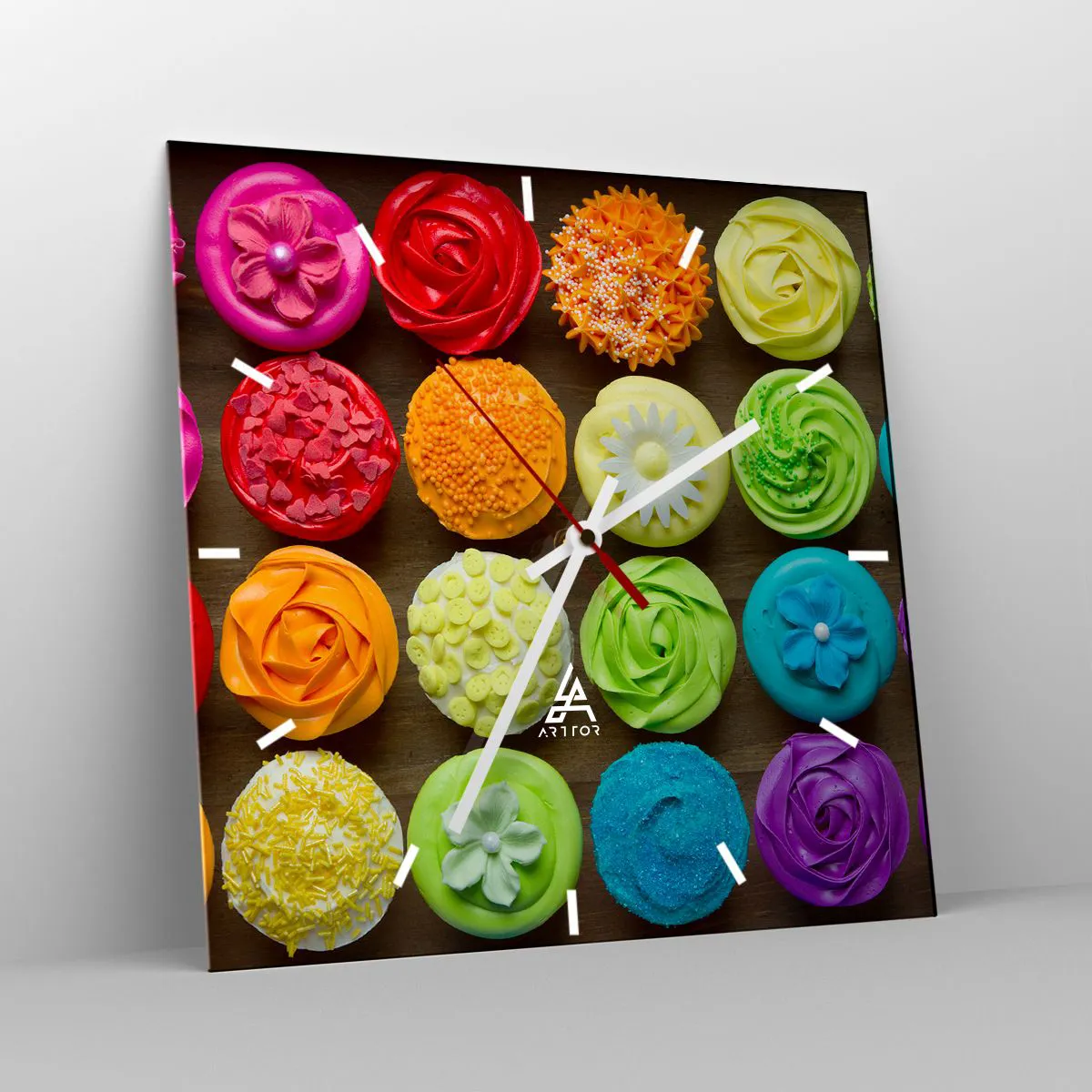 Zegar ścienny - Kolorowe babeczki z dekoracjami w pastelach - 30x30cm - Każde inne - wszystkie pyszne - Nowoczesna dekoracja ścienna do salonu i sypialni ARTTOR
