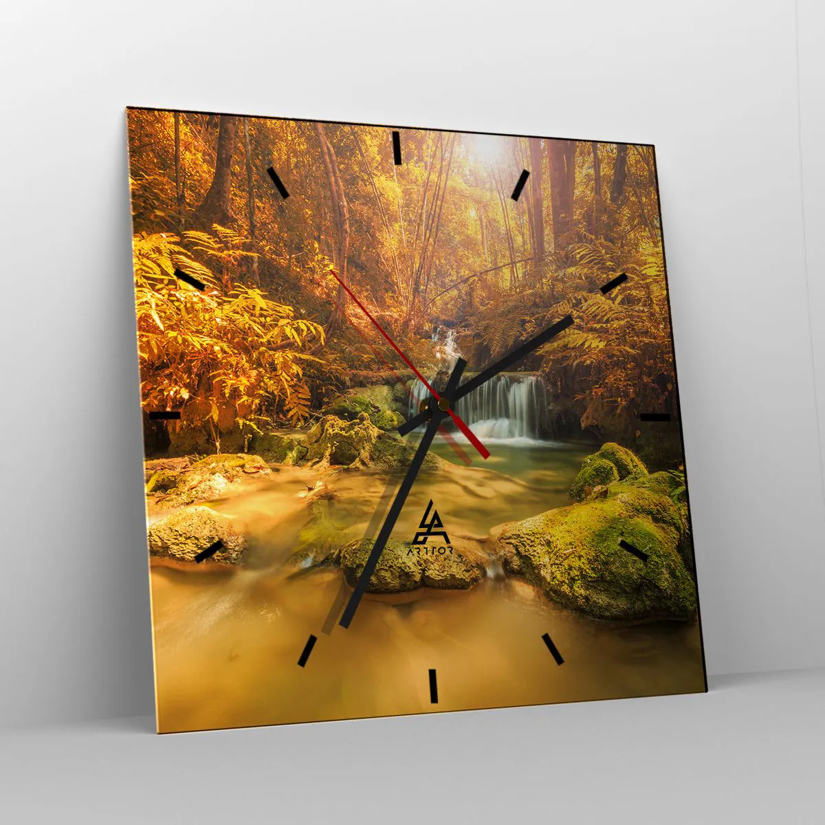 Wanduhr - Glasuhr - Ein goldener Wasserfall in einem herbstlichen Wald, umgeben von Grün - 30x30cm - Waldkaskade in Gold - Moderne Wanddekoration für Wohnzimmer und Schlafzimmer ARTTOR