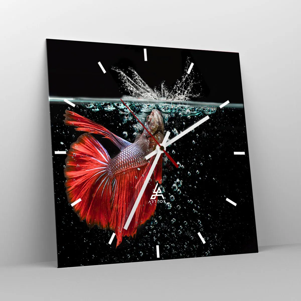 Wanduhr - Glasuhr - Ein prächtiger Kampffisch im Wasser vor dunklem Hintergrund - 30x30cm - Du hast drei Wünsche - Moderne Wanddekoration für Wohnzimmer und Schlafzimmer ARTTOR
