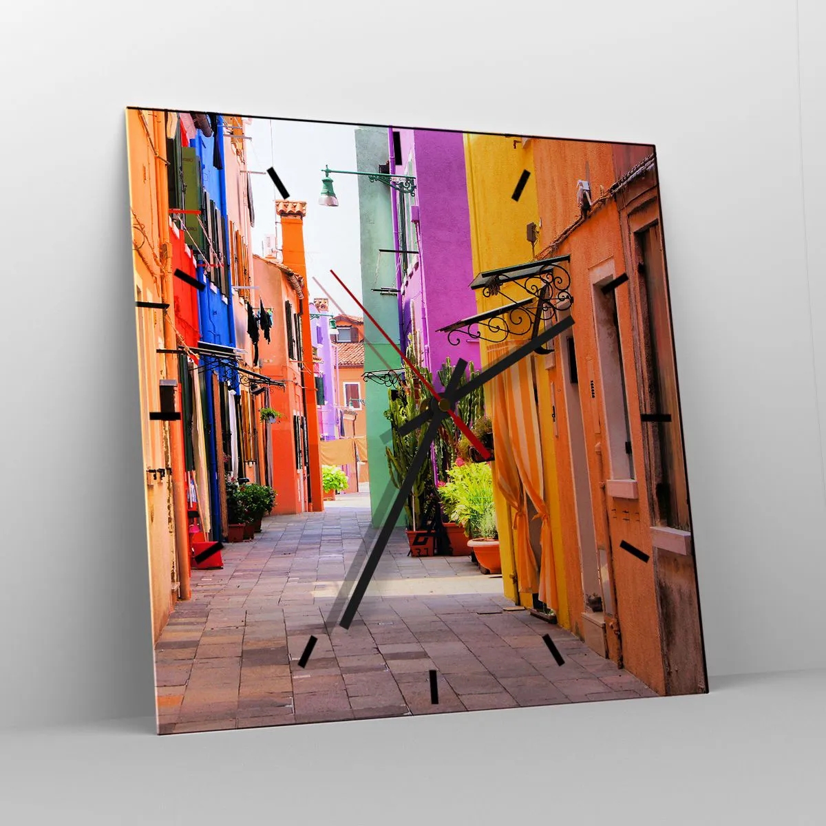 Reloj de pared - Reloj de vidrio - Una calle colorida con casas de vecindad en tonos claros - 30x30cm - El callejón arco iris - Decoración de pared moderna para salón y dormitorio ARTTOR
