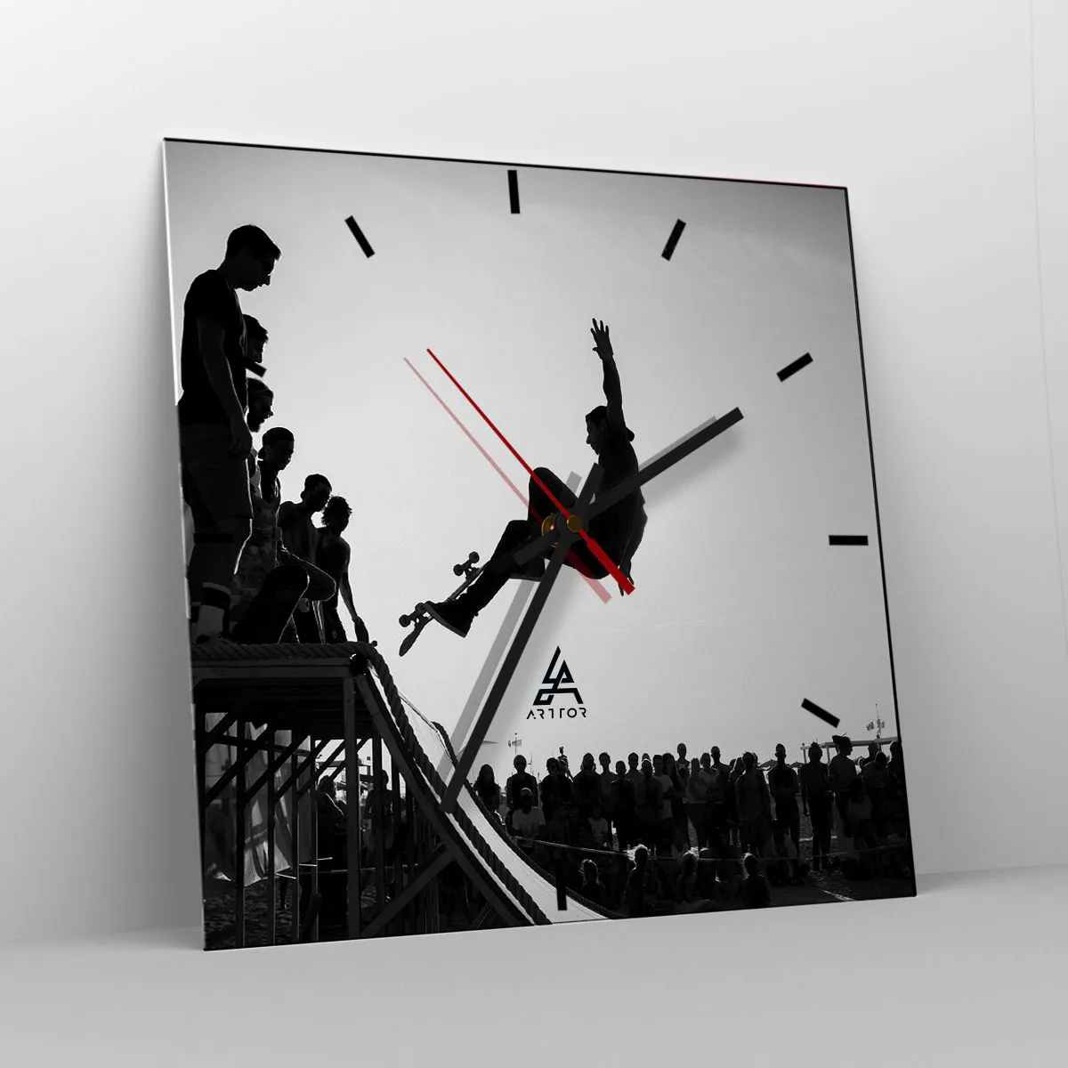 Reloj de pared - Reloj de vidrio - Escena de skate en blanco y negro en una rampa - 30x30cm - Héroes y espectadores - Decoración de pared moderna para salón y dormitorio ARTTOR