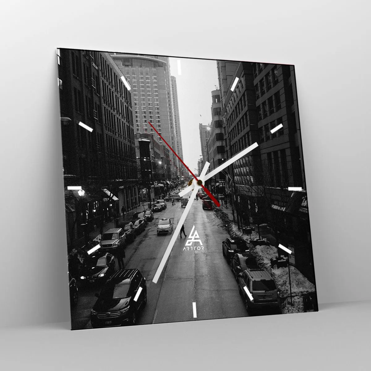 Wanduhr - Glasuhr - Eine schwarz-weiße Straße mitten in der Stadt mit Autos und Fußgängern - 30x30cm - Ein weiterer Tag wie jeder andere Tag - Moderne Wanddekoration für Wohnzimmer und Schlafzimmer ARTTOR