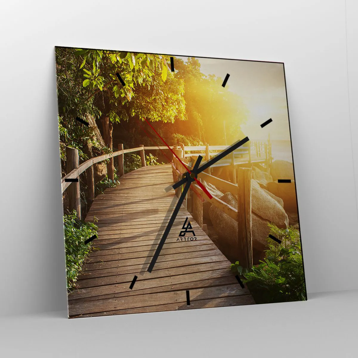 Wanduhr - Glasuhr - Eine Holzbrücke im Grünen, die in den Sonnenstrahlen zum Meer führt - 30x30cm - Noch eine Wendung, ein weiteres Wunder - Moderne Wanddekoration für Wohnzimmer und Schlafzimmer ARTTOR
