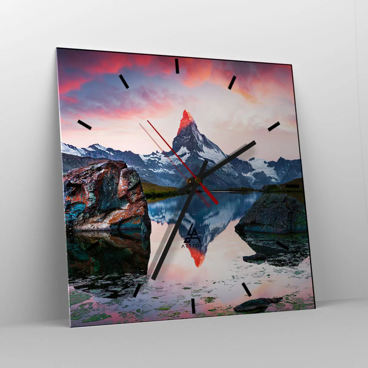 Zegar ścienny - Górski szczyt odbijający się w jeziorze o zachodzie słońca - 30x30cm - Serce gór jest gorące - Nowoczesna dekoracja ścienna do salonu i sypialni ARTTOR
