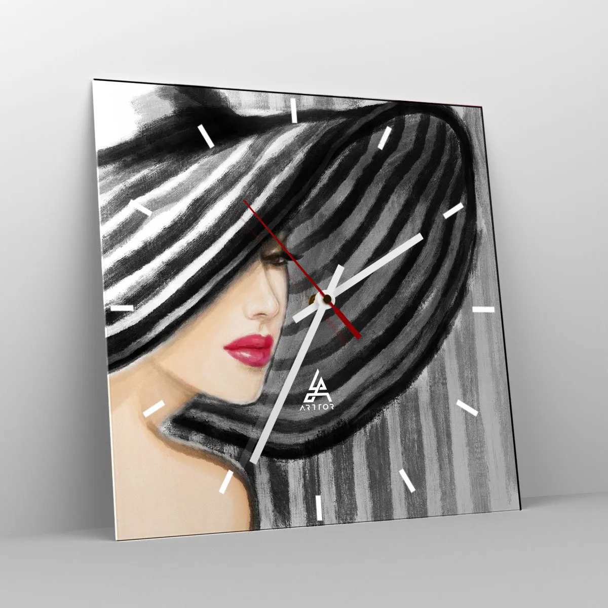 Zegar ścienny - Kobieta w kapeluszu w czarno-białym stylu z czerwonym akcentem - 30x30cm - Gdzie ciebie szukać? - Nowoczesna dekoracja ścienna do salonu i sypialni ARTTOR