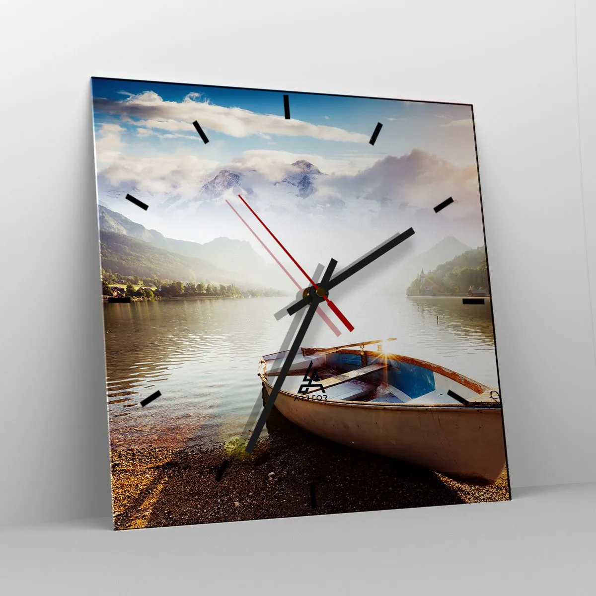 Wanduhr - Glasuhr - Ein Boot am Ufer eines Sees mit Blick auf die Berge am Morgen - 30x30cm - Am tollen und klaren Wasser - Moderne Wanddekoration für Wohnzimmer und Schlafzimmer ARTTOR