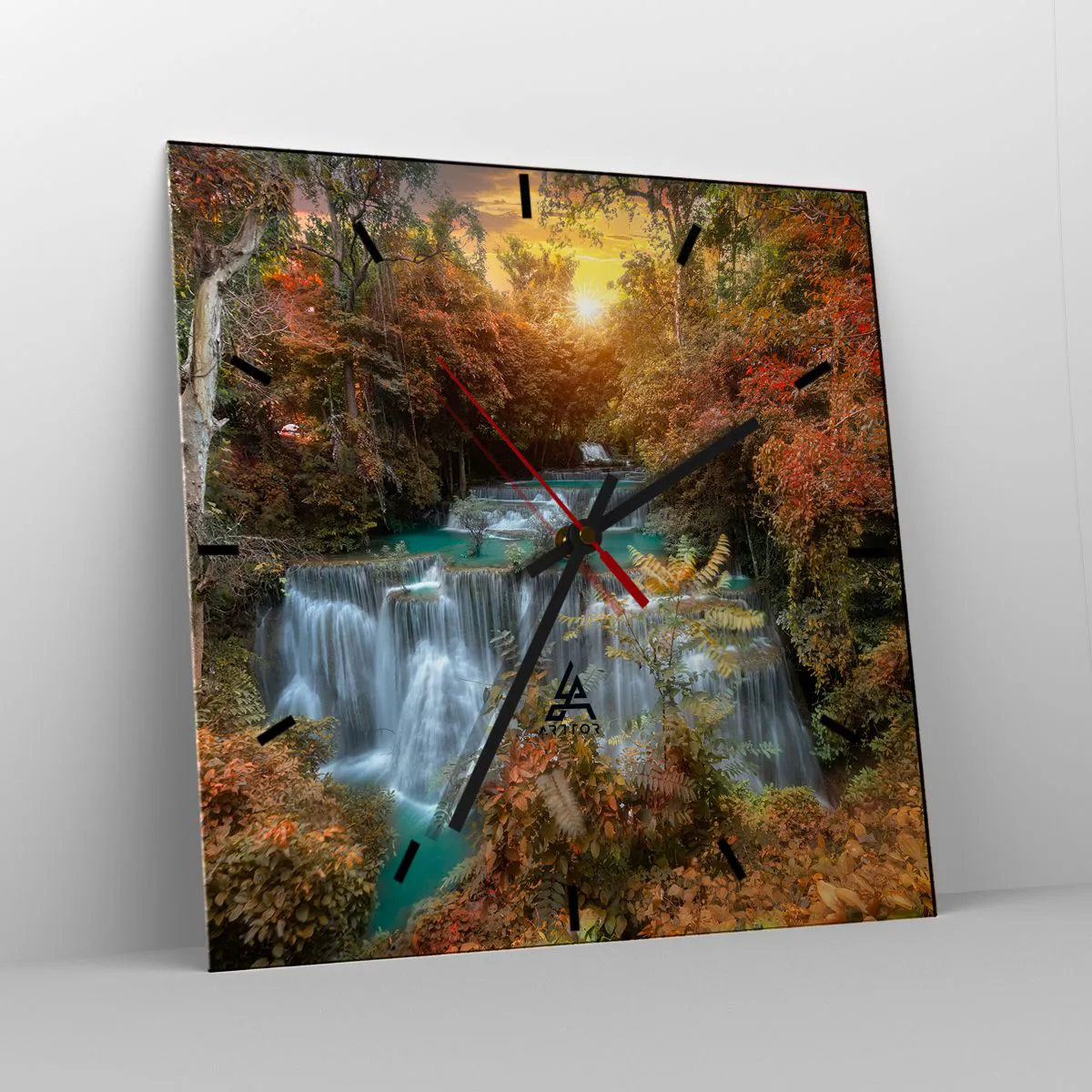 Reloj de pared - Reloj de vidrio - Cascada de otoño rodeada de árboles coloridos a la luz del sol. - 30x30cm - El tesoro escondido del bosque - Decoración de pared moderna para salón y dormitorio ARTTOR