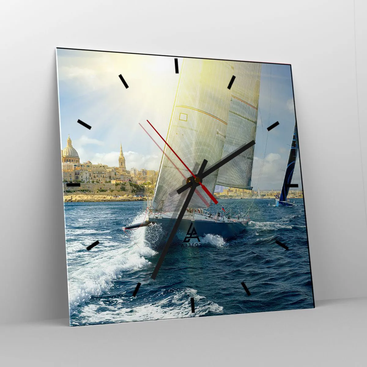 Wanduhr - Glasuhr - Yachtrennen vor der Kulisse einer sonnigen Küste - 30x30cm - Es ist Zeit die Stadt zu verlassen - Moderne Wanddekoration für Wohnzimmer und Schlafzimmer ARTTOR