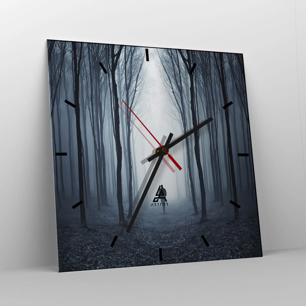 Reloj de pared - Reloj de vidrio - Una figura caminando entre los árboles en un bosque brumoso. - 30x30cm - Alto y claro - Decoración de pared moderna para salón y dormitorio ARTTOR