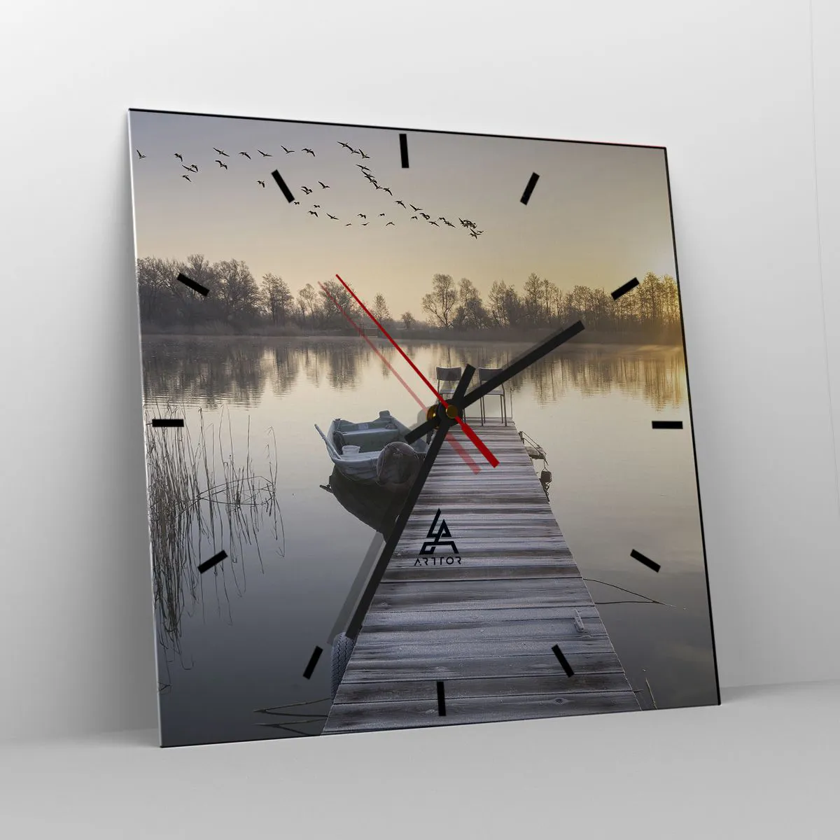 Horloge murale - Pendule murale - Une jetée au bord du lac le matin avec un bateau et des chaises - 30x30cm - Je reviendrai - Décoration murale moderne pour le salon et la chambre ARTTOR
