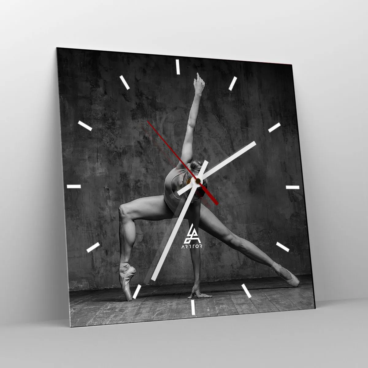 Wanduhr - Glasuhr - Eine Tänzerin in künstlerischer Pose vor einer rohen Wand - 30x30cm - Das Ideal des Gleichgewichts - Moderne Wanddekoration für Wohnzimmer und Schlafzimmer ARTTOR