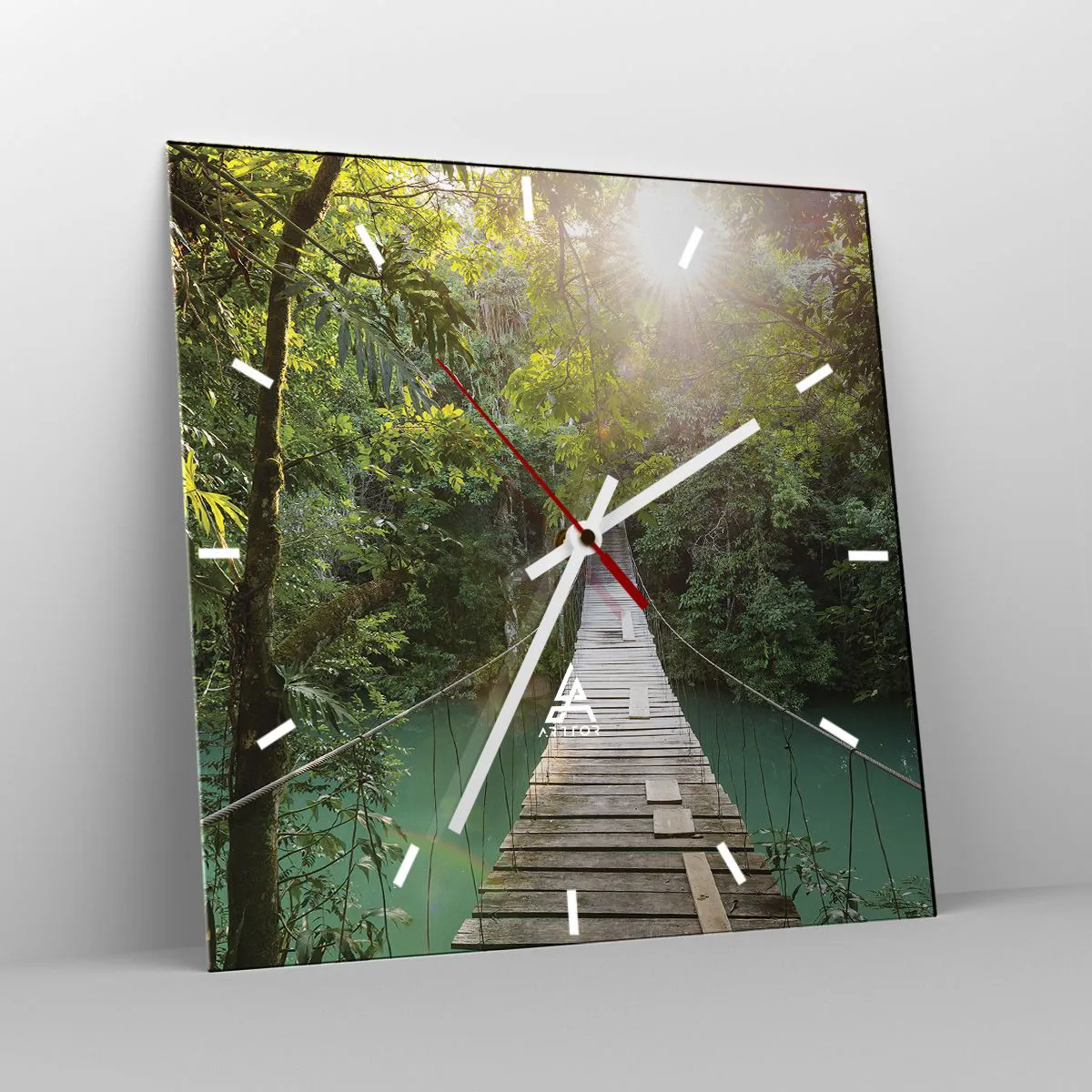 Wanduhr - Glasuhr - Eine Hängebrücke in einem tropischen Wald, beleuchtet vom Sonnenlicht. - 30x30cm - Über das azurblaue Wasser zum azurblauen Wald - Moderne Wanddekoration für Wohnzimmer und Schlafzimmer ARTTOR