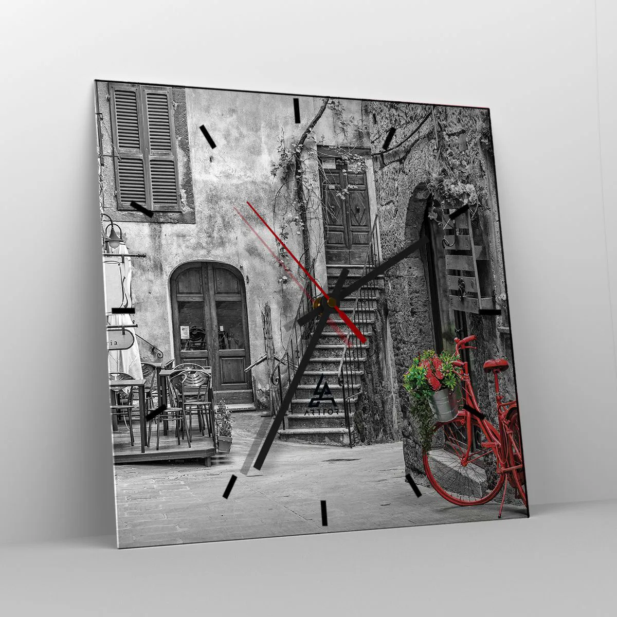 Zegar ścienny - Czerowny rower w czarno-białej uliczce - 30x30cm - Toskański zaułek - Nowoczesna dekoracja ścienna do salonu i sypialni ARTTOR