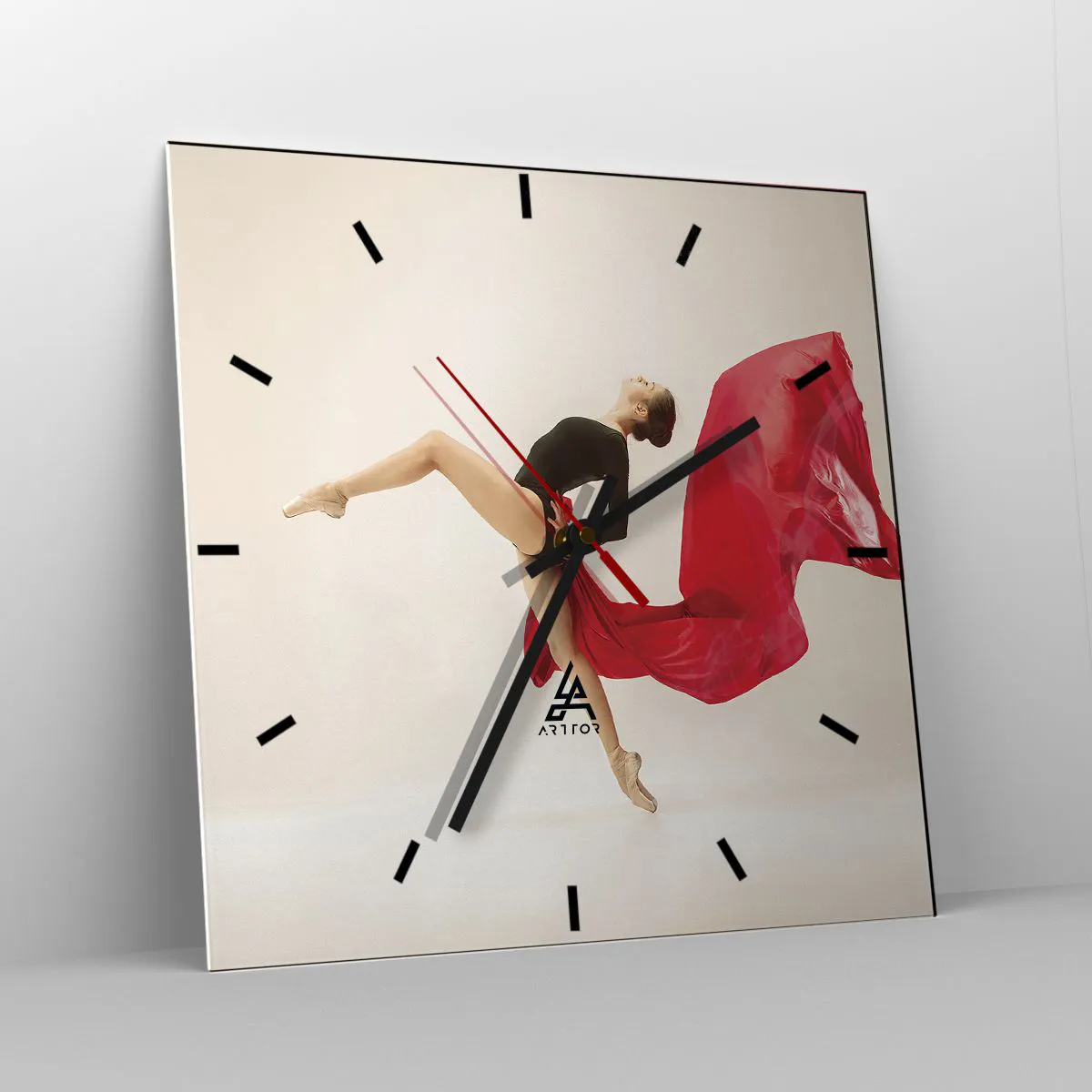 Wanduhr - Glasuhr - Eine dynamische Tänzerin in schwarzem Outfit und rotem Stoff in Bewegung. - 30x30cm - Rot und Schwarz - Moderne Wanddekoration für Wohnzimmer und Schlafzimmer ARTTOR