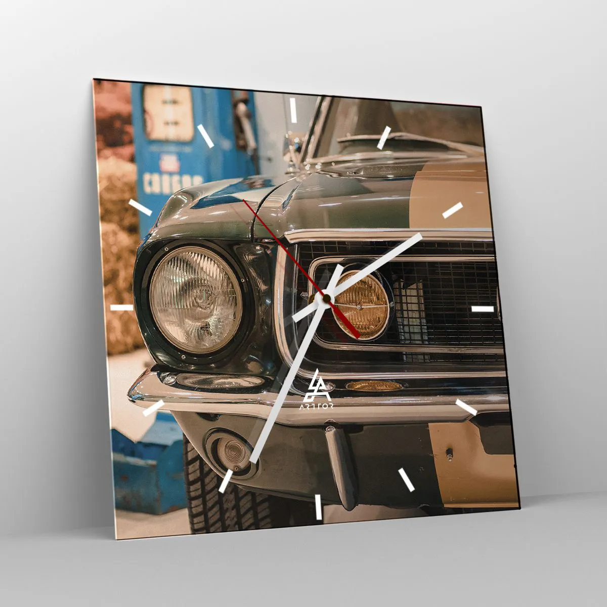 Wanduhr - Glasuhr - Ein kultiges Retro-Auto in klassischer Umgebung - 30x30cm - Treffen mit einer Legende - Moderne Wanddekoration für Wohnzimmer und Schlafzimmer ARTTOR