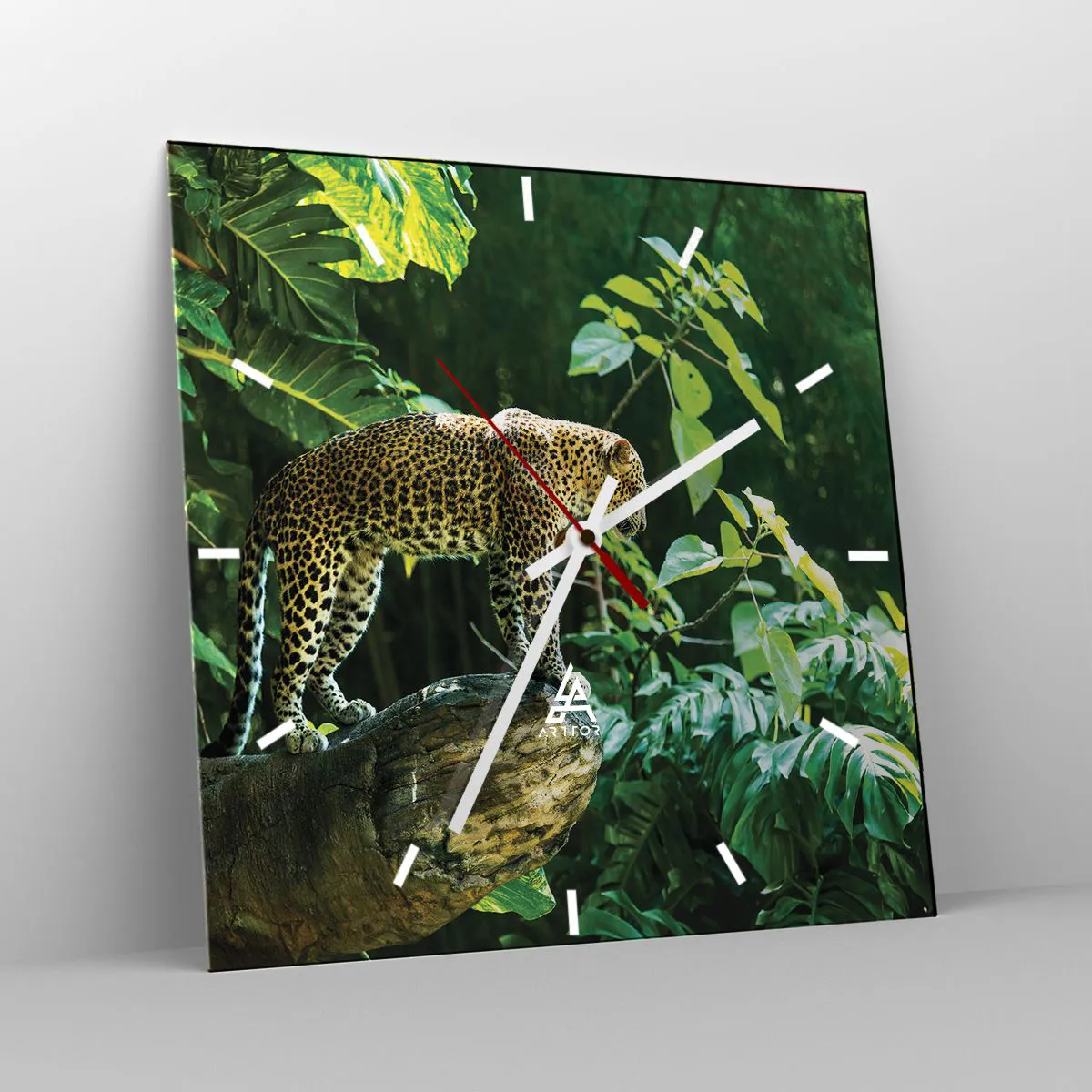 Wanduhr - Glasuhr - Ein Leopard steht auf einem Felsen, umgeben von tropischer Vegetation - 30x30cm - Auf die Jagd? - Moderne Wanddekoration für Wohnzimmer und Schlafzimmer ARTTOR