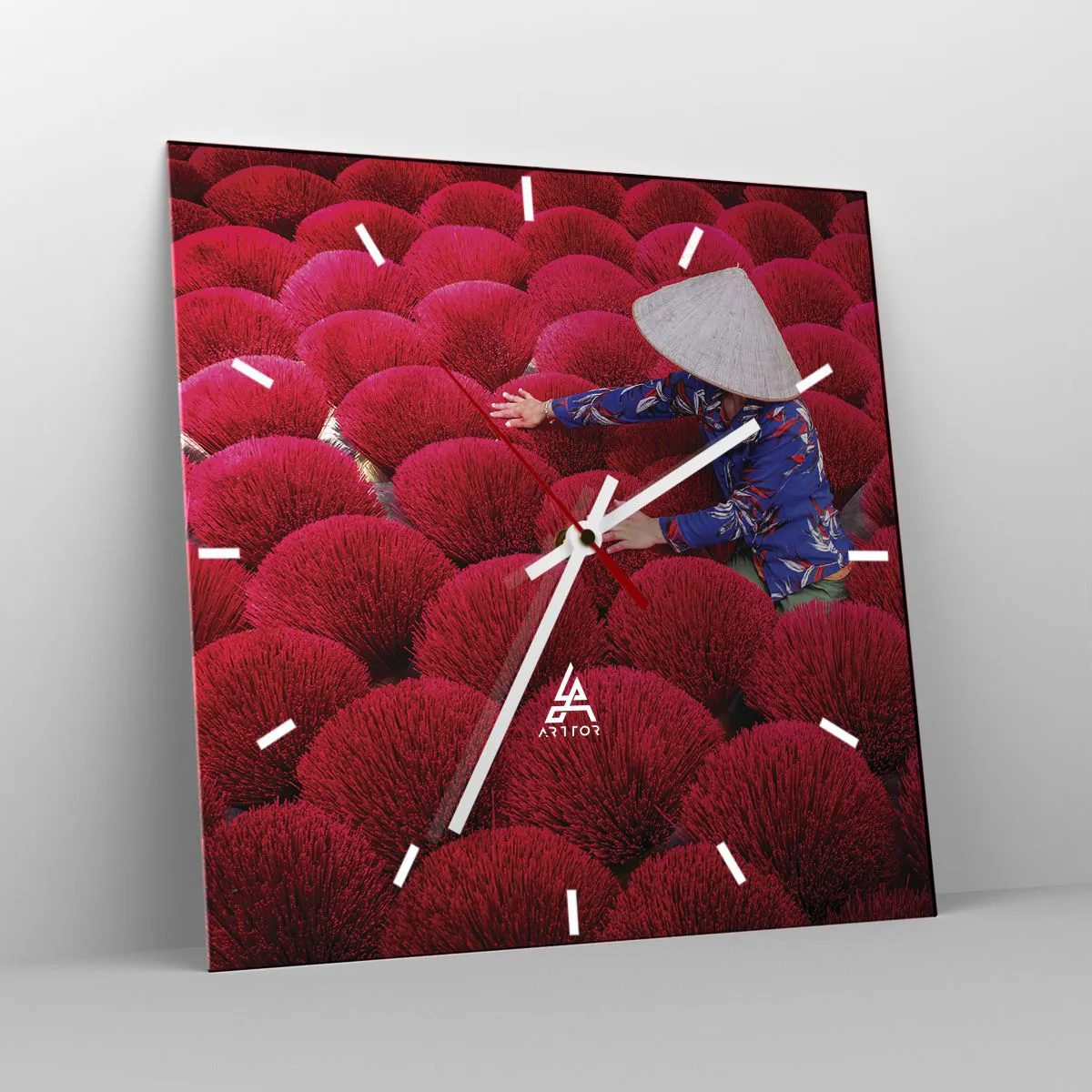 Reloj de pared - Reloj de vidrio - Una mujer con un sombrero tradicional entre varillas de incienso rojo. - 30x30cm - En un campo de arroz - Decoración de pared moderna para salón y dormitorio ARTTOR