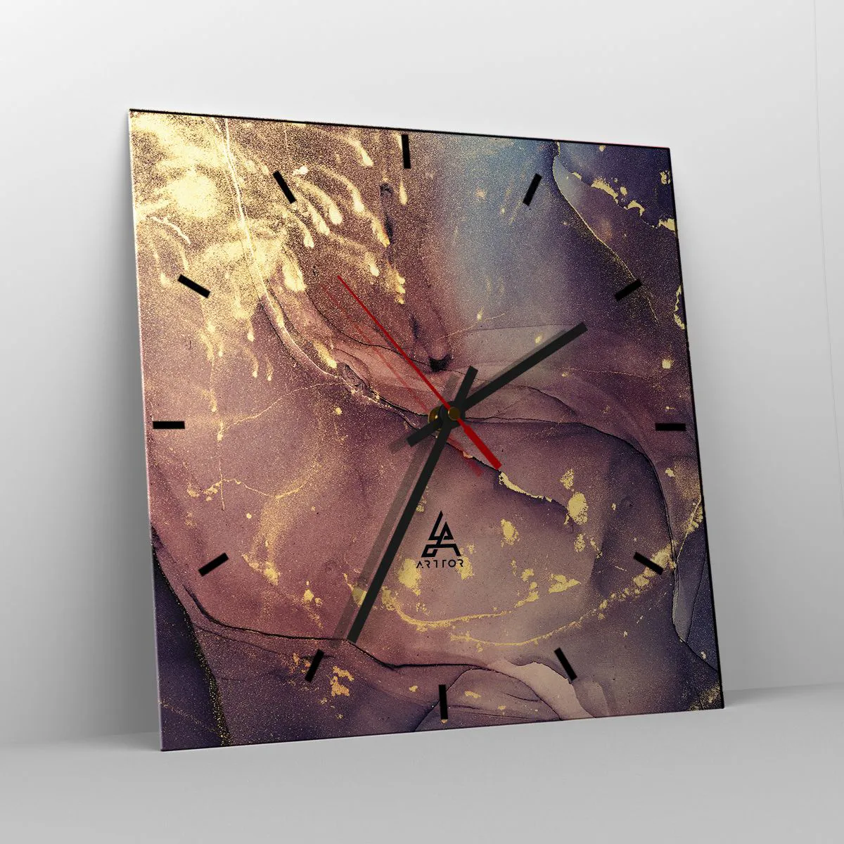 Zegar ścienny - Abstrakcyjna kompozycja z odcieniami złota i fioletu - 30x30cm - Materia i duch - Nowoczesna dekoracja ścienna do salonu i sypialni ARTTOR