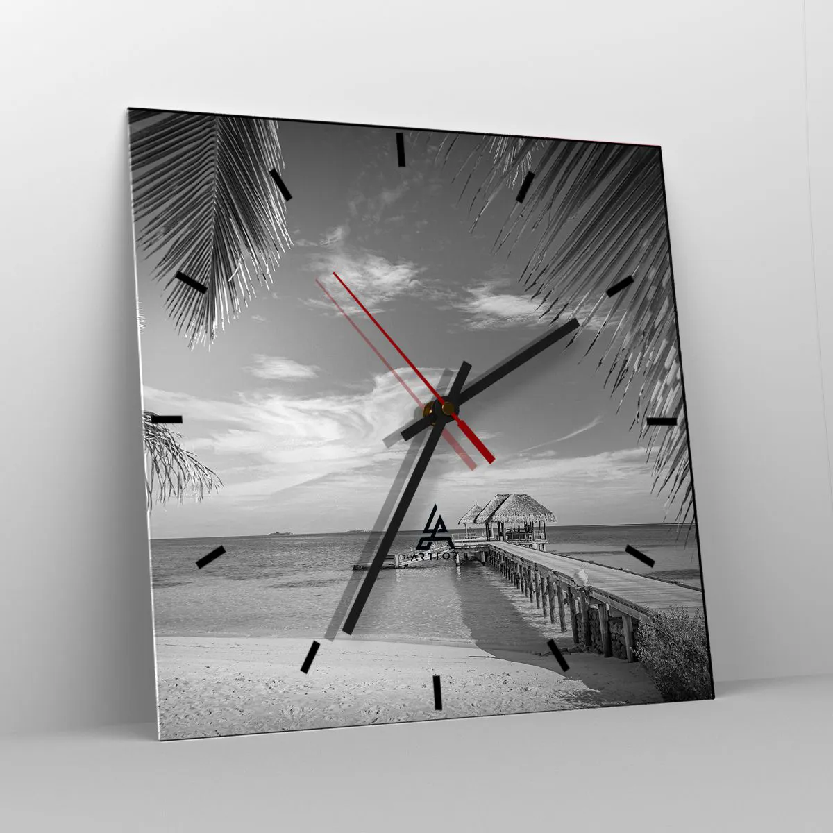 Reloj de pared - Reloj de vidrio - Playa blanca y negra con muelle y palmeras en una costa tropical - 30x30cm - ¿Un recuerdo o un sueño? - Decoración de pared moderna para salón y dormitorio ARTTOR