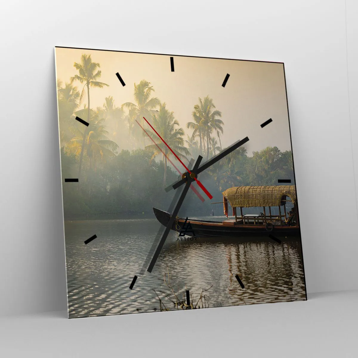 Reloj de pared - Reloj de vidrio - Un barco tradicional en un río tranquilo entre palmeras. - 30x30cm - Casa en el río - Decoración de pared moderna para salón y dormitorio ARTTOR