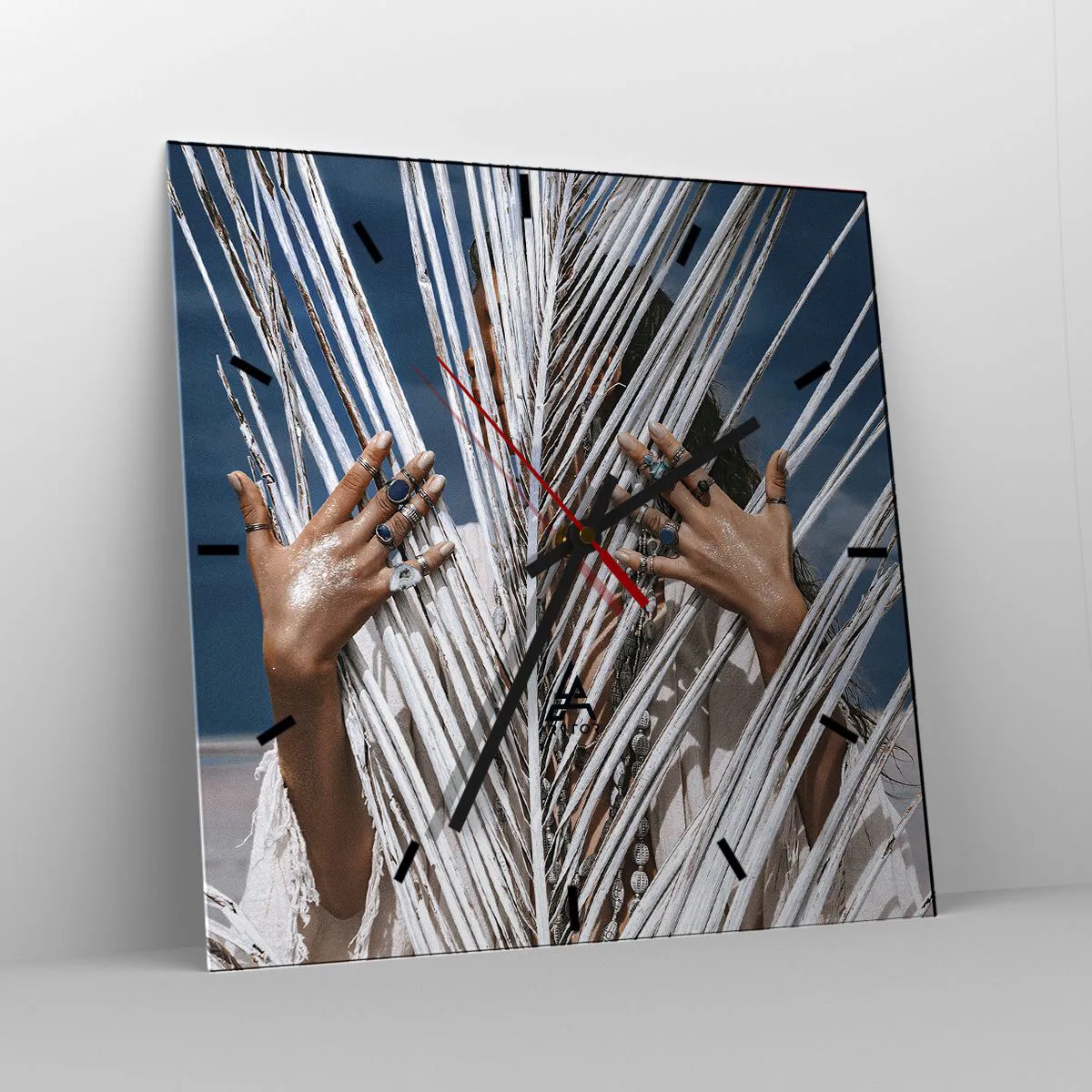 Zegar ścienny - Kobieta ukryta za palmowymi liśćmi z pierścieniami na dłoniach - 30x30cm - Dziewczyna szamana? - Nowoczesna dekoracja ścienna do salonu i sypialni ARTTOR