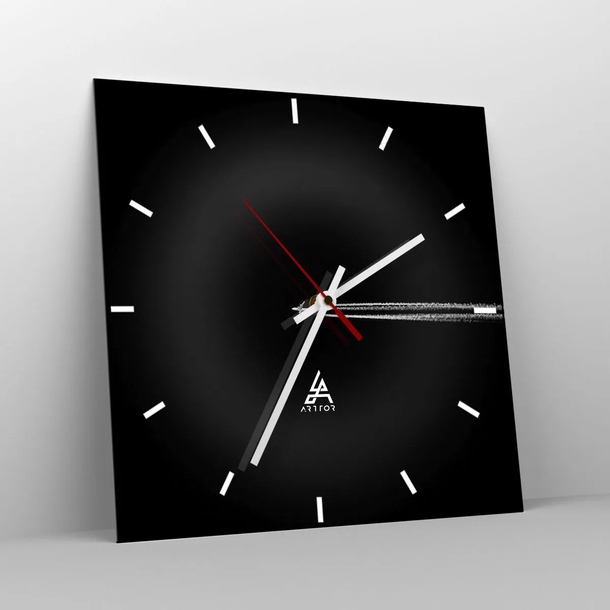 Horloge murale - Pendule murale - Un avion à réaction avec une traînée de condensation visible sur fond noir - 30x30cm - Dans une autre dimension - Décoration murale moderne pour le salon et la chambre ARTTOR