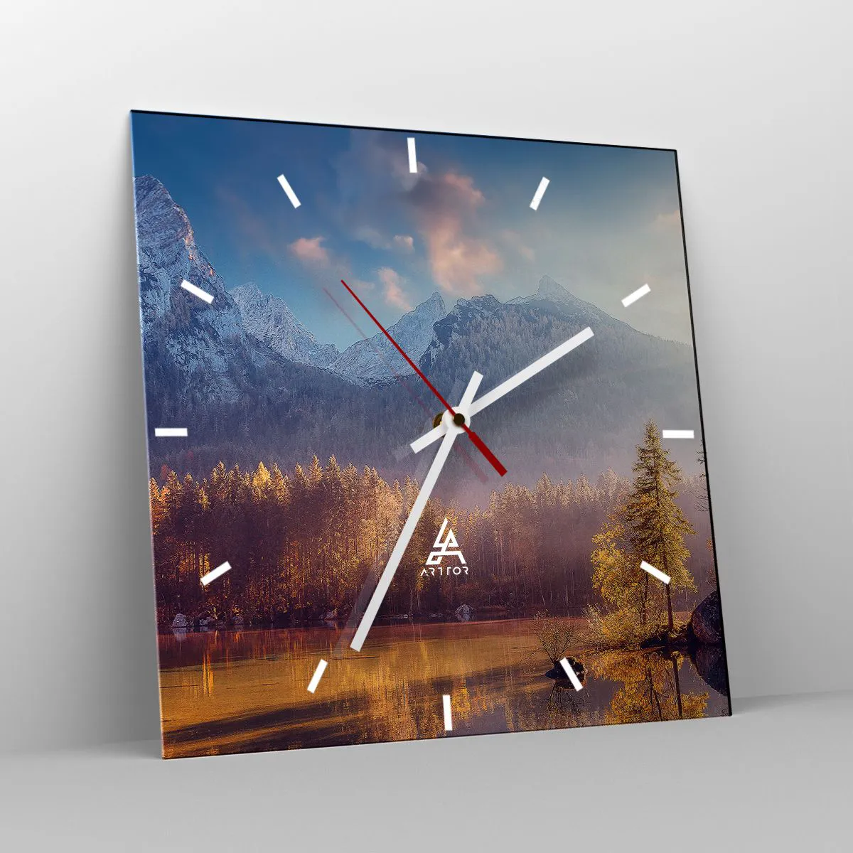 Zegar ścienny - Malowniczy widok na górski las i jezioro o świcie - 30x30cm - W górach i dolinach - Nowoczesna dekoracja ścienna do salonu i sypialni ARTTOR