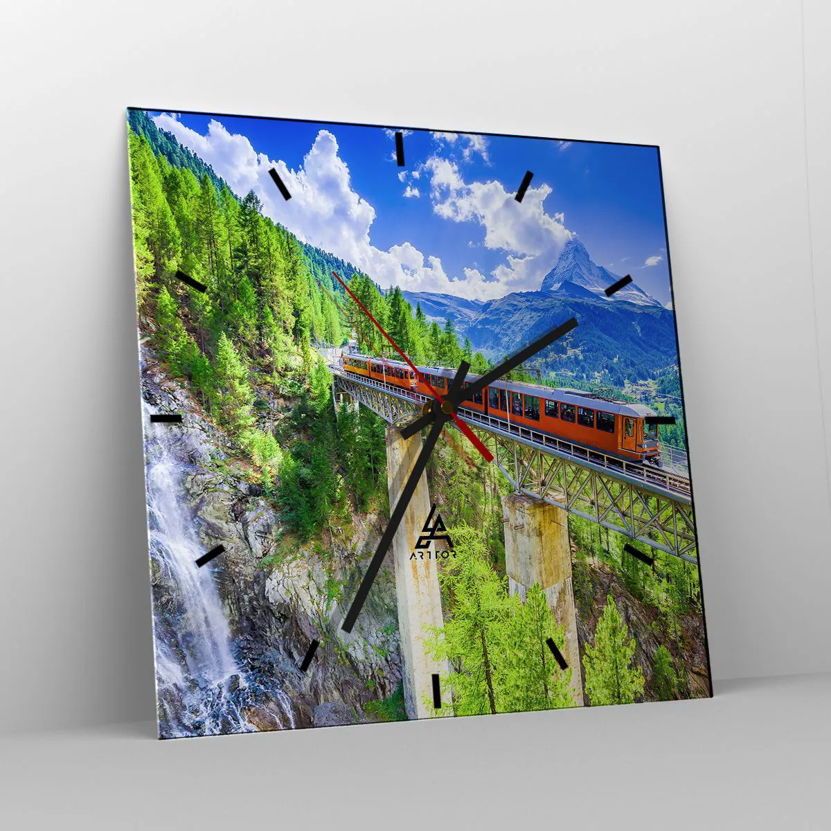 Wanduhr - Glasuhr - Eine Achterbahn auf einer Brücke mit Blick auf einen Wasserfall und Berge - 30x30cm - Jetzt sind Alpen dran - Moderne Wanddekoration für Wohnzimmer und Schlafzimmer ARTTOR