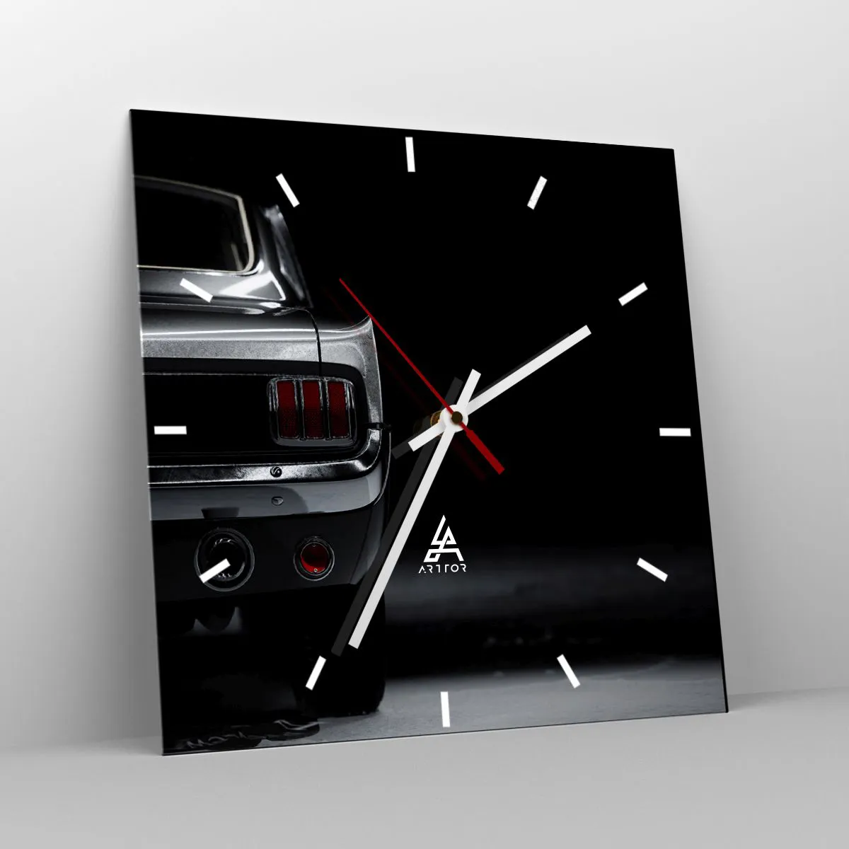 Orologio da parete - Orologio in Vetro - Un'immagine in bianco e nero della parte posteriore di un'auto d'epoca su uno sfondo scuro. - 30x30cm - Il fascino del classico - Decorazione murale moderna per soggiorno e camera da letto ARTTOR