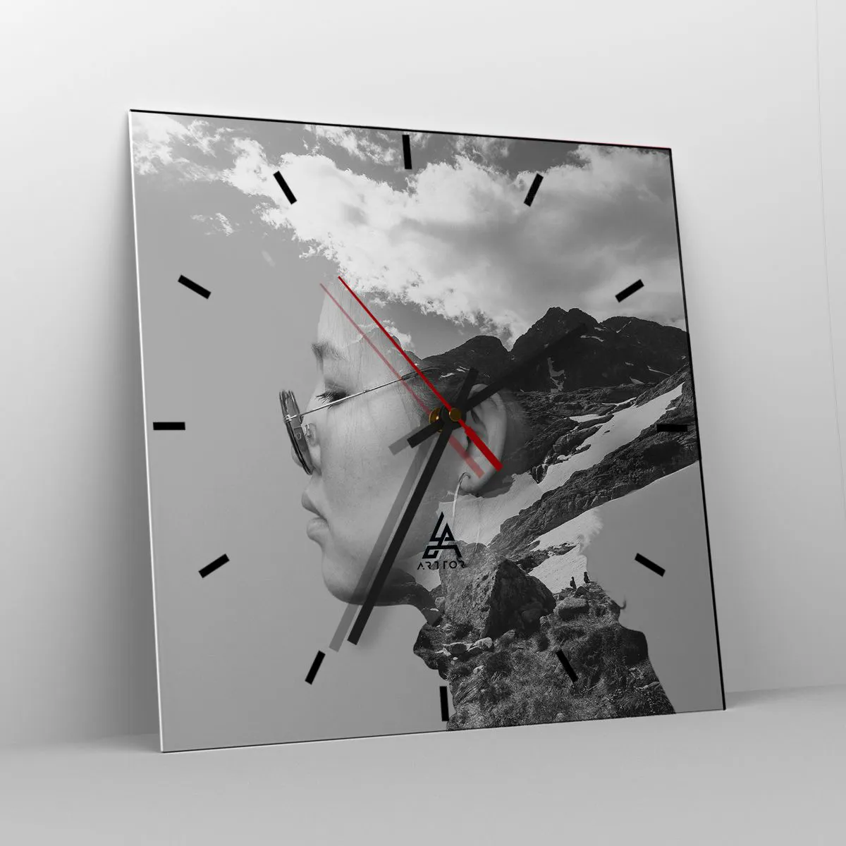 Nástěnné hodiny - Povznešen portrét v oblacích - 40x40 cm