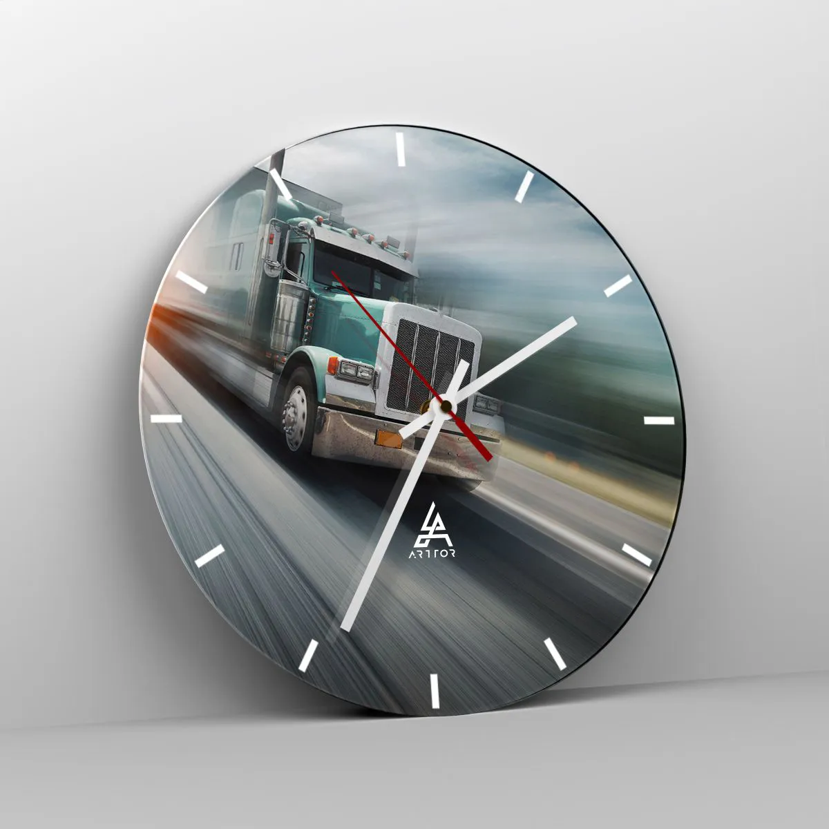 Ceas de perete - Ceas pe sticlă - Un camion cu viteză mare pe șosea - 30x30cm - Gigant american în mișcare - Decorațiune modernă pentru perete pentru living, bucătărie și dormitor ARTTOR