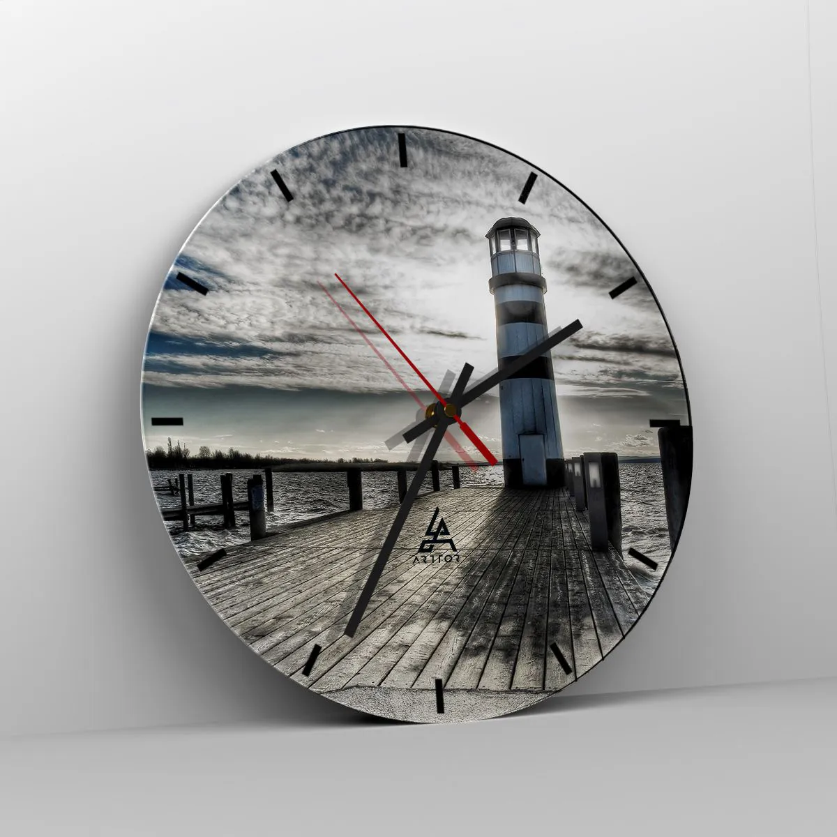 Vægur, Uret - Et fyrtårn på en mole i monokromatisk stil - 30x30cm - Søfolk, jeg ser frem til at se jer - Moderne vægdekoration til stue, køkken og soveværelse ARTTOR