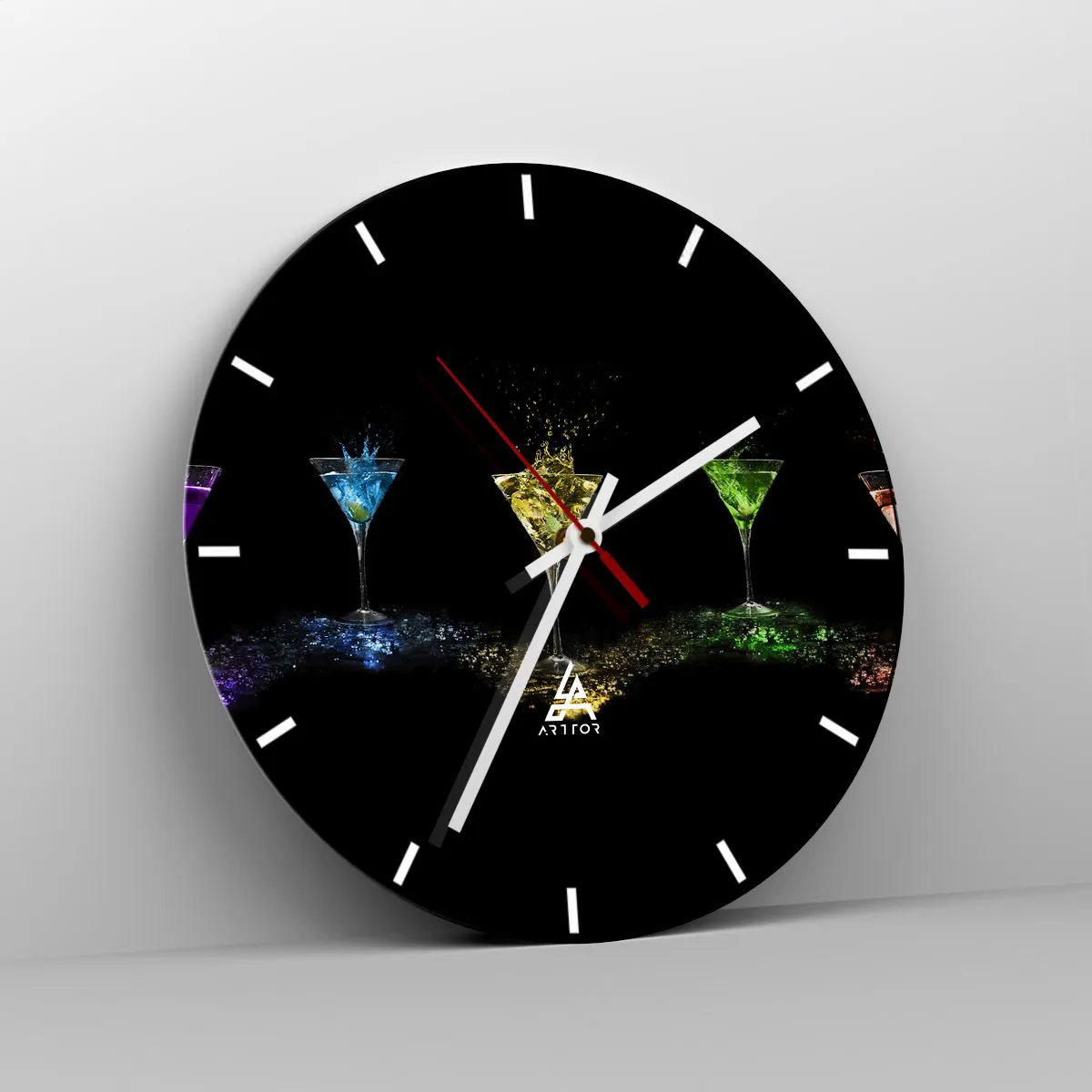 Vægur, Uret - Farverige drinks i glas på en sort baggrund - 30x30cm - Glædens farver i krystalglas - Moderne vægdekoration til stue, køkken og soveværelse ARTTOR
