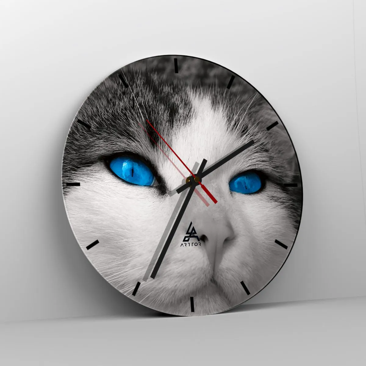 Väggklocka - Klocka på glas - Närbild av ett kattansikte med intensiva blå ögon - 30x30cm - Ovanligt blåögd - Modern väggdekoration för vardagsrum, kök och sovrum ARTTOR