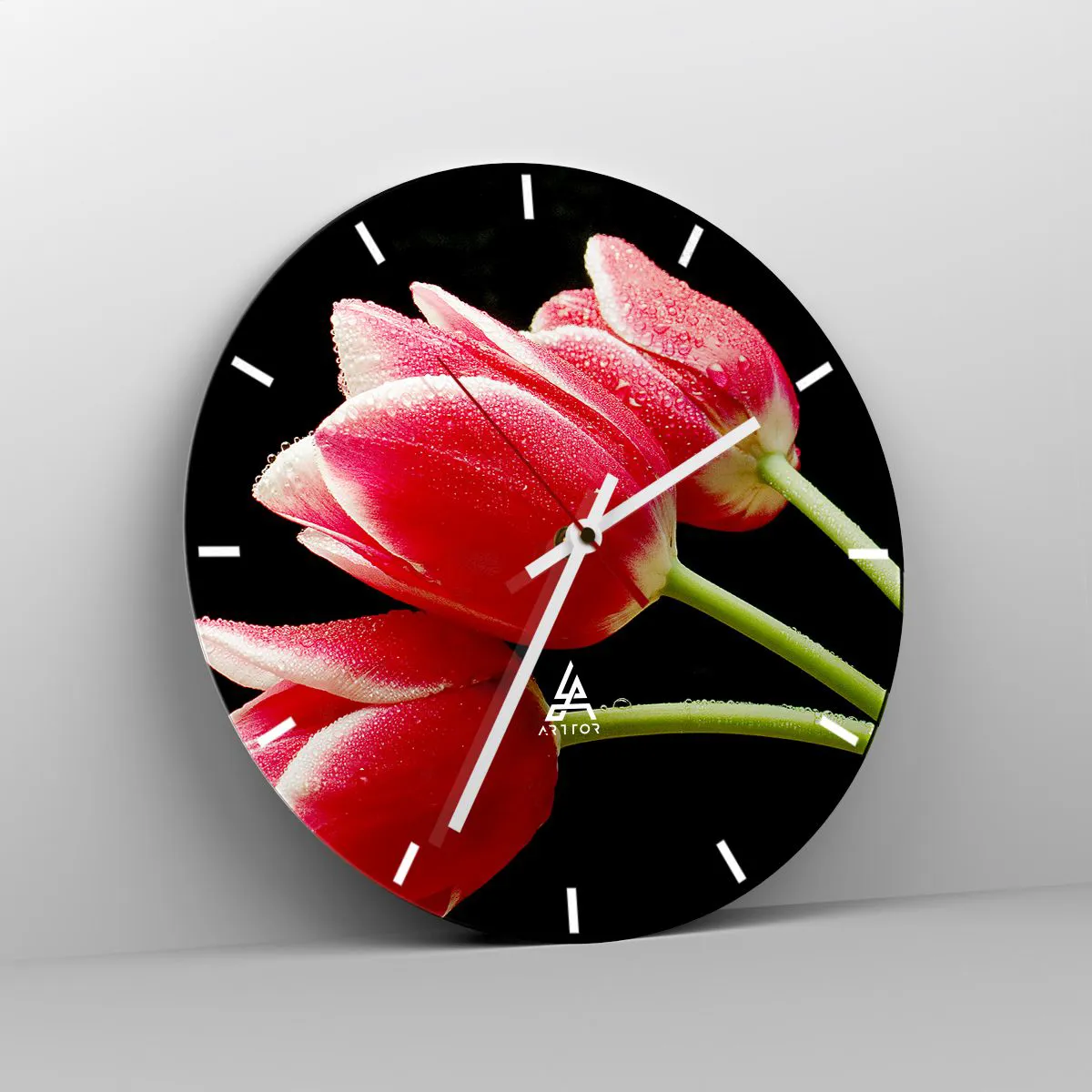 Ceas de perete - Ceas pe sticlă - Lalele roșii cu picături de apă pe fundal negru - 30x30cm - Promisiunea unei iubiri pure - Decorațiune modernă pentru perete pentru living, bucătărie și dormitor ARTTOR