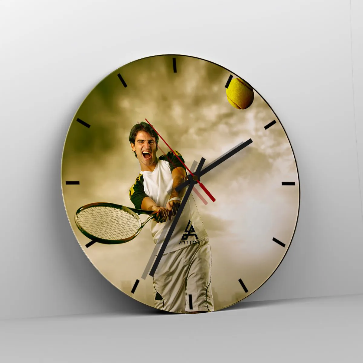Nástenné hodiny - Tenista odpaľujúci loptičku proti zlatej oblohe - 30x30cm - Energia a radosť - Moderná nástenná dekorácia do obývacej izby, kuchyne a spálne ARTTOR