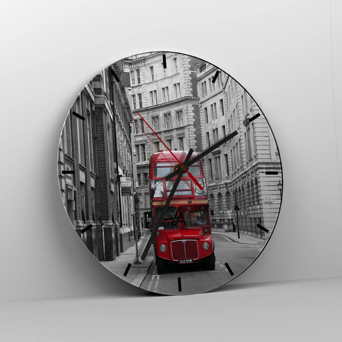 Nástenné hodiny - Červený autobus na pozadí čiernobielych budov. - 30x30cm - Všednosť nemusí byť šedá - Moderná nástenná dekorácia do obývacej izby, kuchyne a spálne ARTTOR