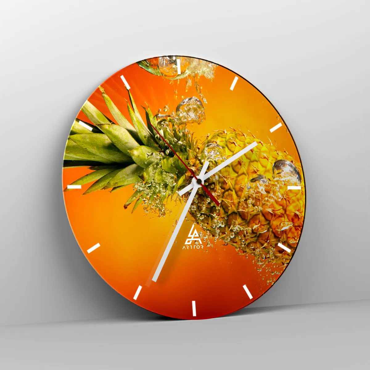 Wanduhr - Glasuhr - Eine in Wasser getauchte Ananas vor einem orangefarbenen Hintergrund mit Farbverlauf. - 30x30cm - Tropisch saftige Frische - Moderne Wanddekoration für Wohnzimmer, Küche und Schlafzimmer ARTTOR