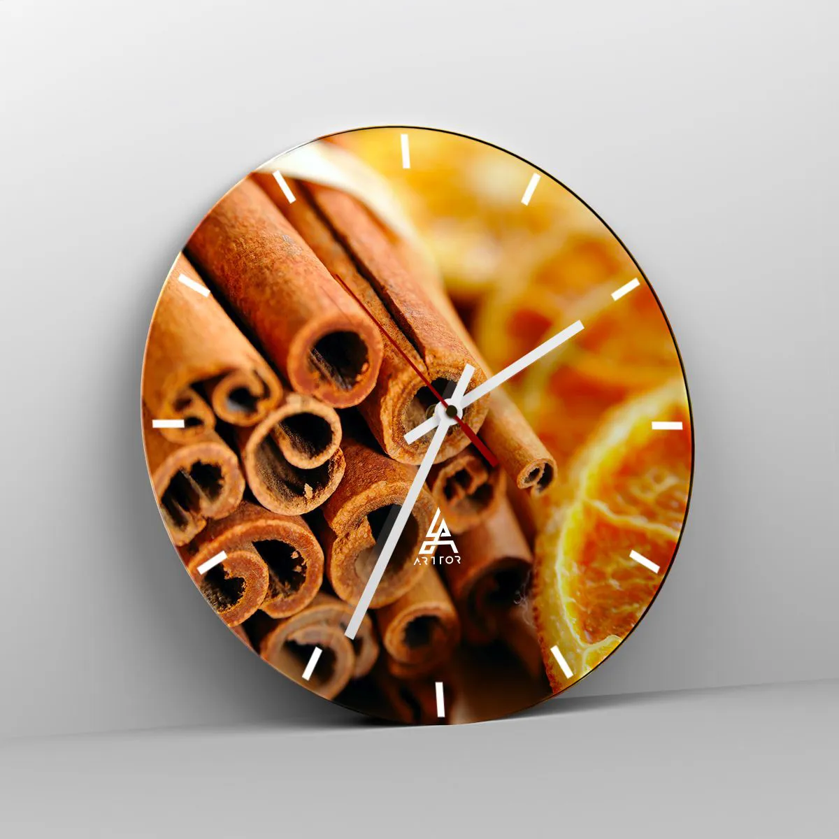 Nástěnné hodiny - Skořicové tyčinky a sušené pomeranče v teplých tónech - 30x30cm - Cítíte jejich aroma? - Moderní nástěnná dekorace do obývacího pokoje, kuchyně a ložnice ARTTOR