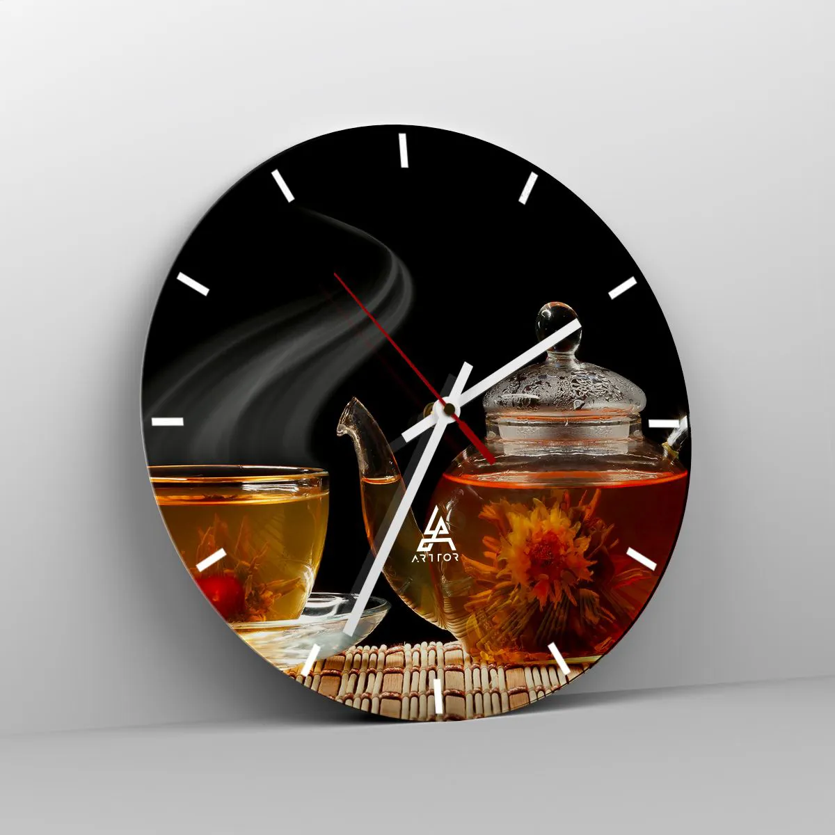 Vægur, Uret - En glaskande og en kop med damp i baggrunden - 30x30cm - Magien og kunsten at brygge te - Moderne vægdekoration til stue, køkken og soveværelse ARTTOR