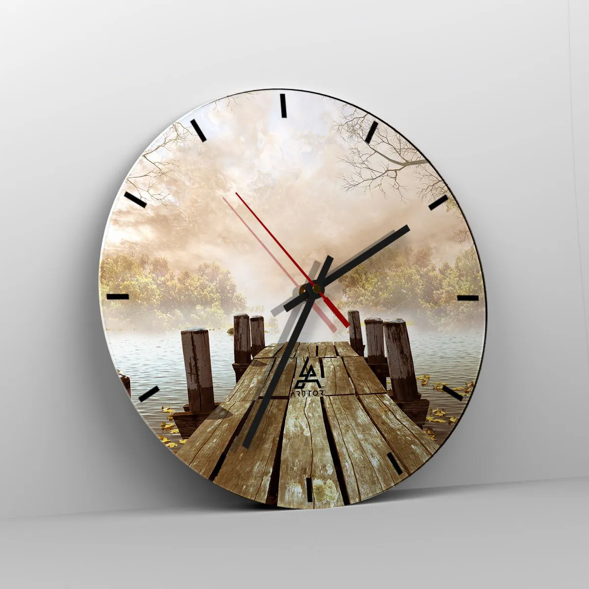 Wanduhr - Glasuhr - Ein Holzsteg an einem See, umgeben von Nebel und Bäumen - 30x30cm - Die milde Traurigkeit des Herbstes - Moderne Wanddekoration für Wohnzimmer, Küche und Schlafzimmer ARTTOR