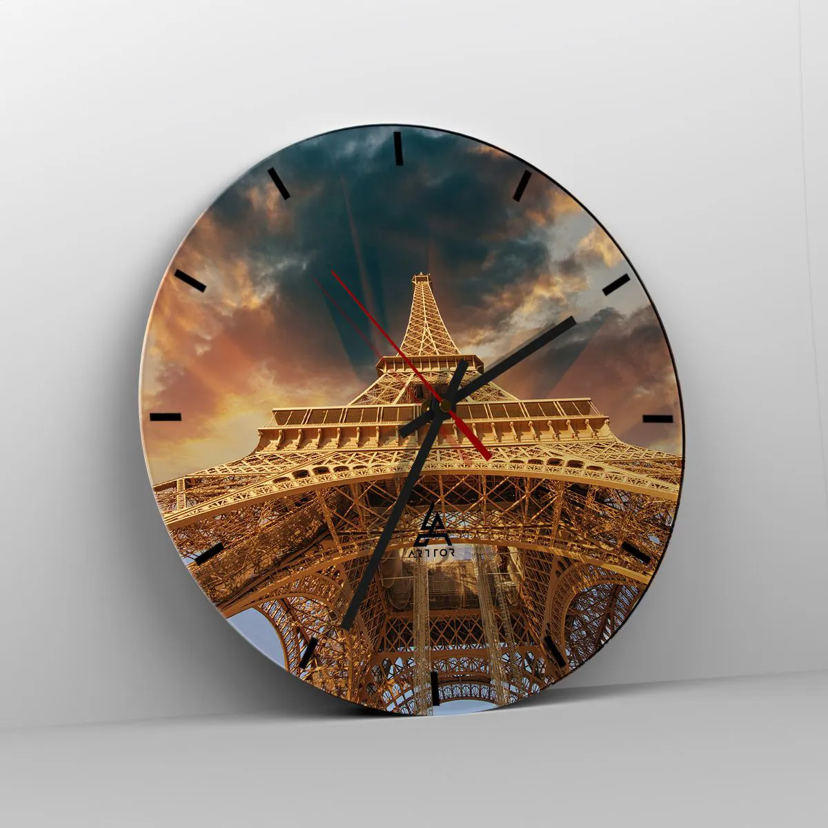 Väggklocka - Klocka på glas - Perspektiv av Eiffeltornet vid solnedgången - 30x30cm - Hur mänskligheten nådde himlen - Modern väggdekoration för vardagsrum, kök och sovrum ARTTOR