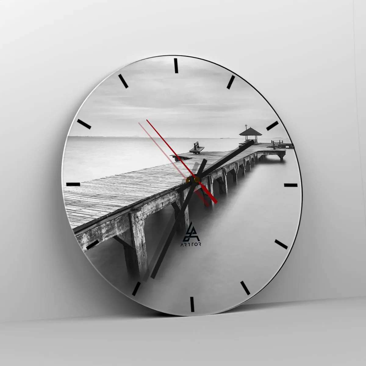 Relógio de parede - Relógio em vidro - Cais de madeira sobre águas calmas em preto e branco - 30x30cm - Para longe - Decoração de parede moderna para a sala de estar, cozinha e quarto ARTTOR
