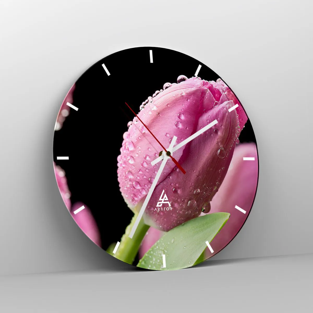 Nástenné hodiny - Ružový tulipán pokrytý kvapkami rosy na tmavom pozadí. - 30x30cm - Ľaliový sen v rose - Moderná nástenná dekorácia do obývacej izby, kuchyne a spálne ARTTOR