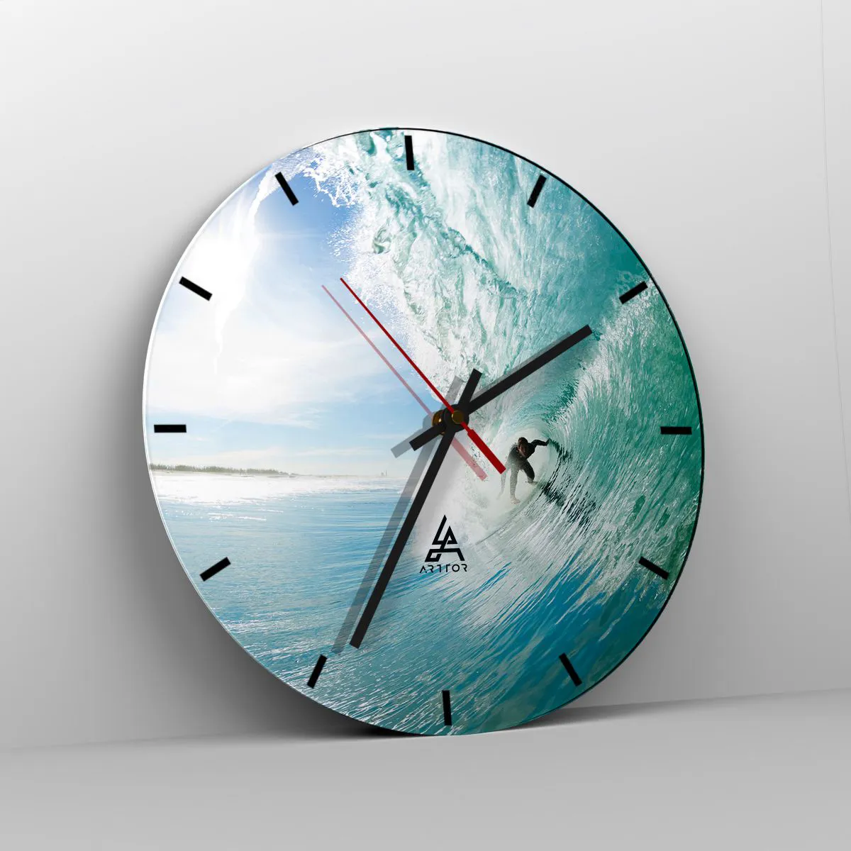 Ceas de perete - Ceas pe sticlă - Surfer într-un tunel de apă pe un cer albastru - 30x30cm - Întotdeauna pe val - Decorațiune modernă pentru perete pentru living, bucătărie și dormitor ARTTOR