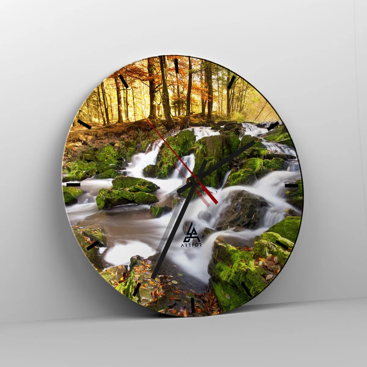 Vægur, Uret - Efterårsskov med en bæk og grønne lav på klipperne - 30x30cm - Bystrøm gennem efterårsskoven - Moderne vægdekoration til stue, køkken og soveværelse ARTTOR