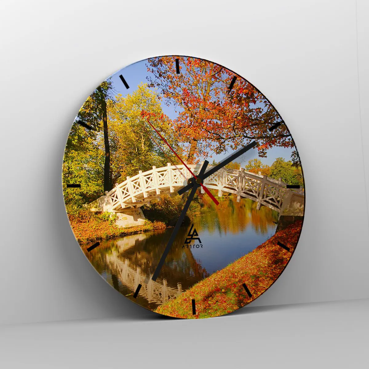 Wanduhr - Glasuhr - Eine weiße Brücke über einen Fluss, umgeben von Herbstbäumen - 30x30cm - Auf der weißen Seufzerbrücke - Moderne Wanddekoration für Wohnzimmer, Küche und Schlafzimmer ARTTOR