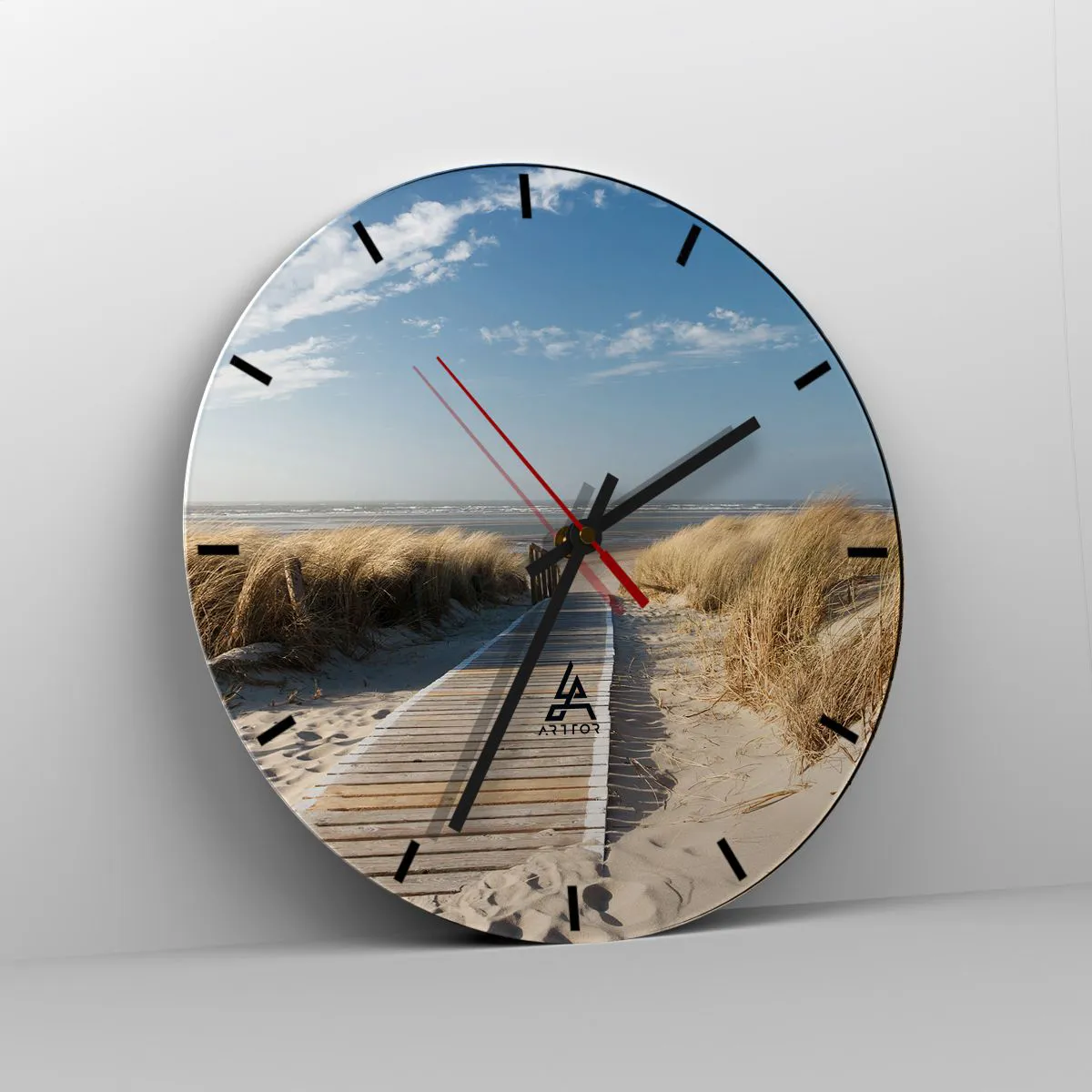 Reloj de pared - Reloj de vidrio - Camino de madera en la playa con vistas al mar. - 30x30cm - Más allá de la duna, en el susurro de la naturaleza - Decoración de pared moderna para salón, cocina y dormitorio ARTTOR